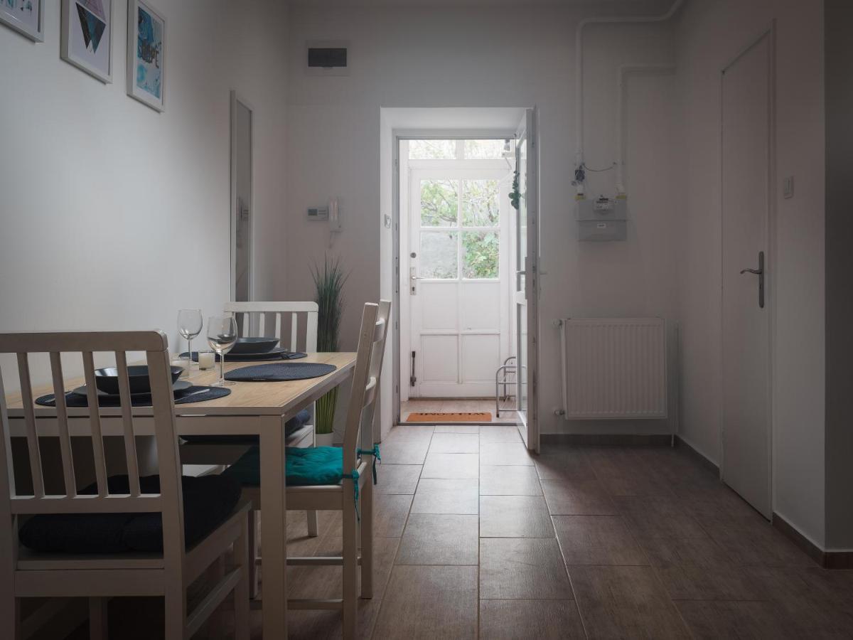 Апартаменты A Charming Little Flat Just Above Szechenyi Square Печ Экстерьер фото